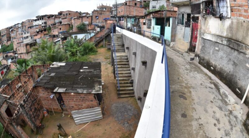Prefeitura entrega pacote com 12 obras de contenção no Alto da Terezinha e chega a 607 encostas protegidas em Salvador