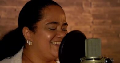 Morre cantora Débora Cruz, sobrinha de Arlindo Cruz, aos 45 anos