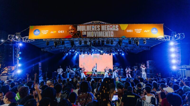 Com shows de Melly, Zezé Motta e Mariene de Castro, Circuito Mulheres Negras em Movimento reúne grande público na Praça Maria Felipa