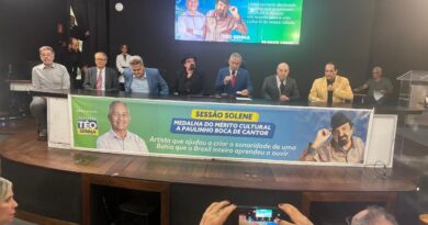 Blog do Marrom: Paulinho Boca recebe homenagens de artistas durante entrega de medalha na Câmara
