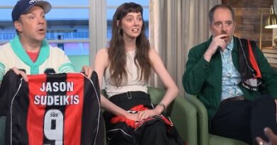 VÍDEO: Elenco de Ted Lasso é presenteado com camisas do Vitória