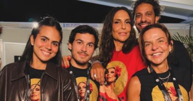 Ivete Sangalo posa coladinha com o namorado, Tiago Maia, em bastidores de show