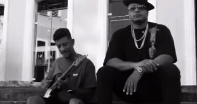 VÍDEO: Dono de sucessos do pagodão +18, Robyssão surpreende lançar música sobre Auschwitz