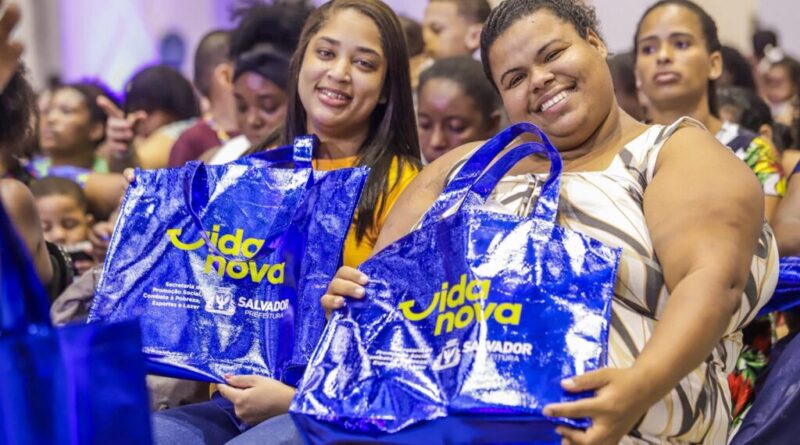 Prefeitura de Salvador amplia ações do programa Vida Nova com a distribuição de 3.180 cartões de Auxílio-Alimentação